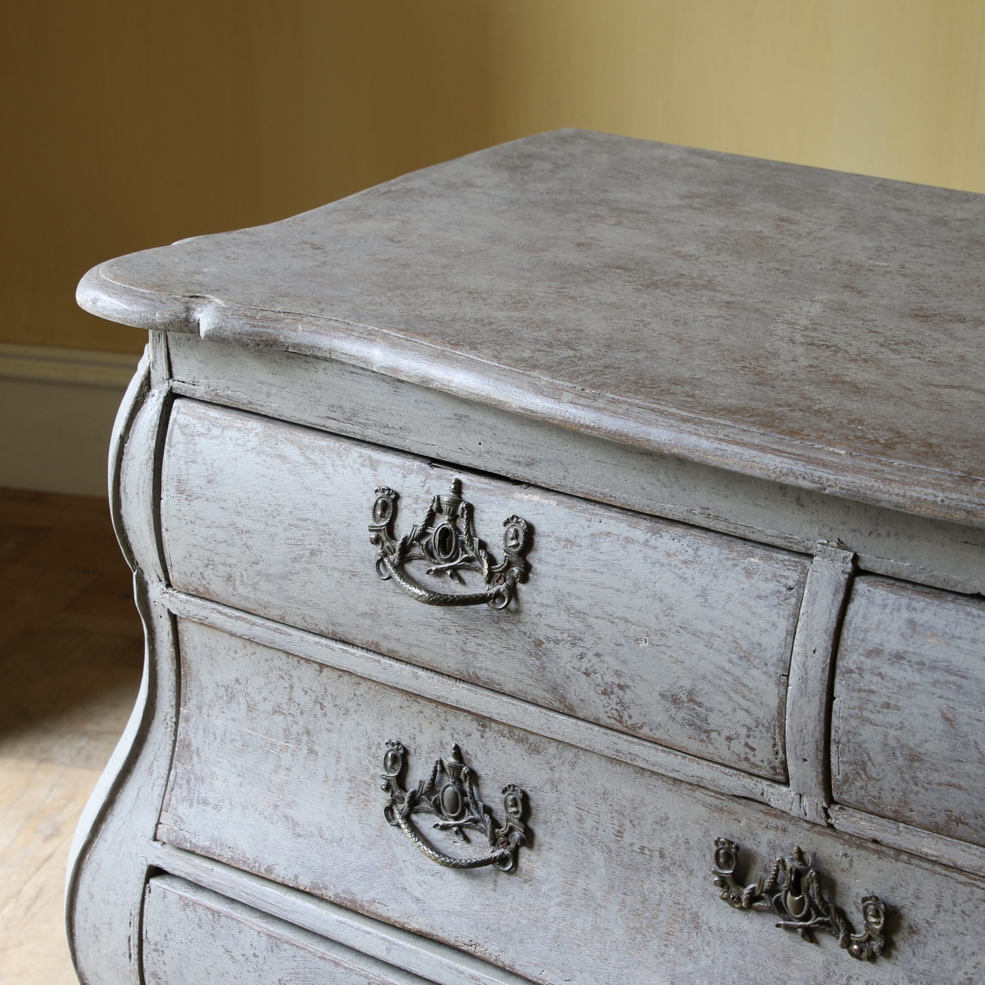 Dutch Bombe Commode